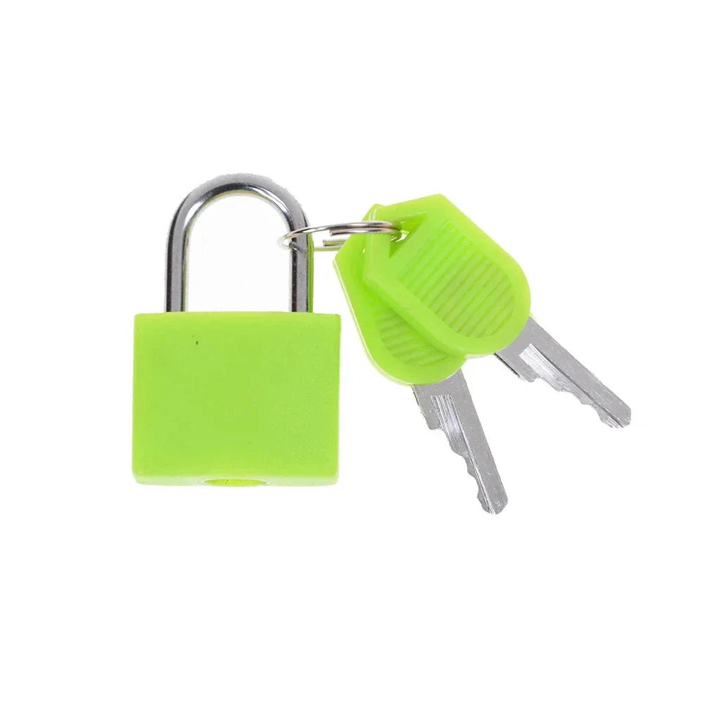 Petit cadenas métallique avec clés visibles