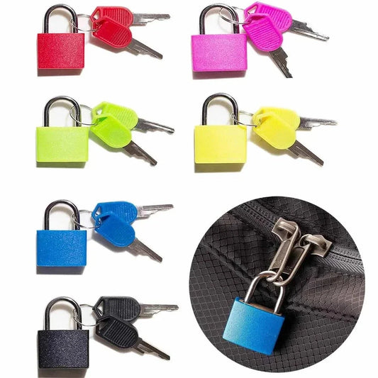Cadenas à clé posé sur une surface claire