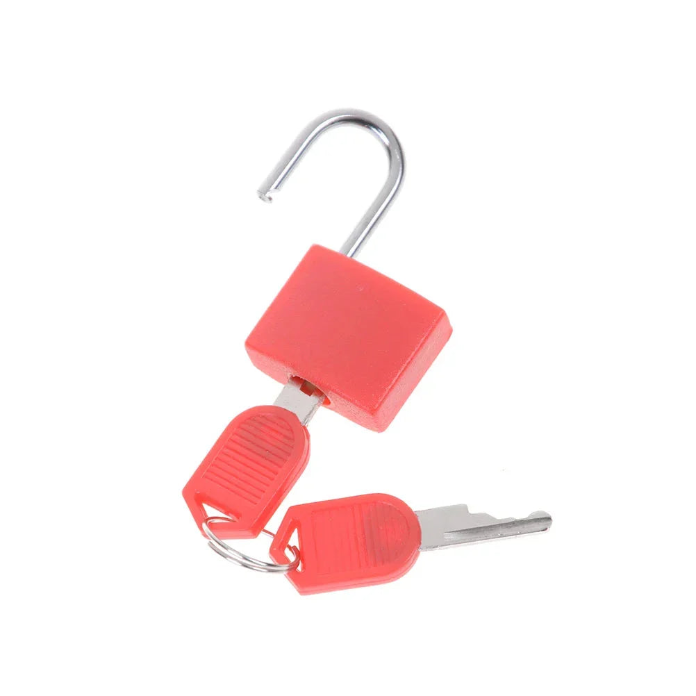 Petit cadenas en métal sur fond blanc