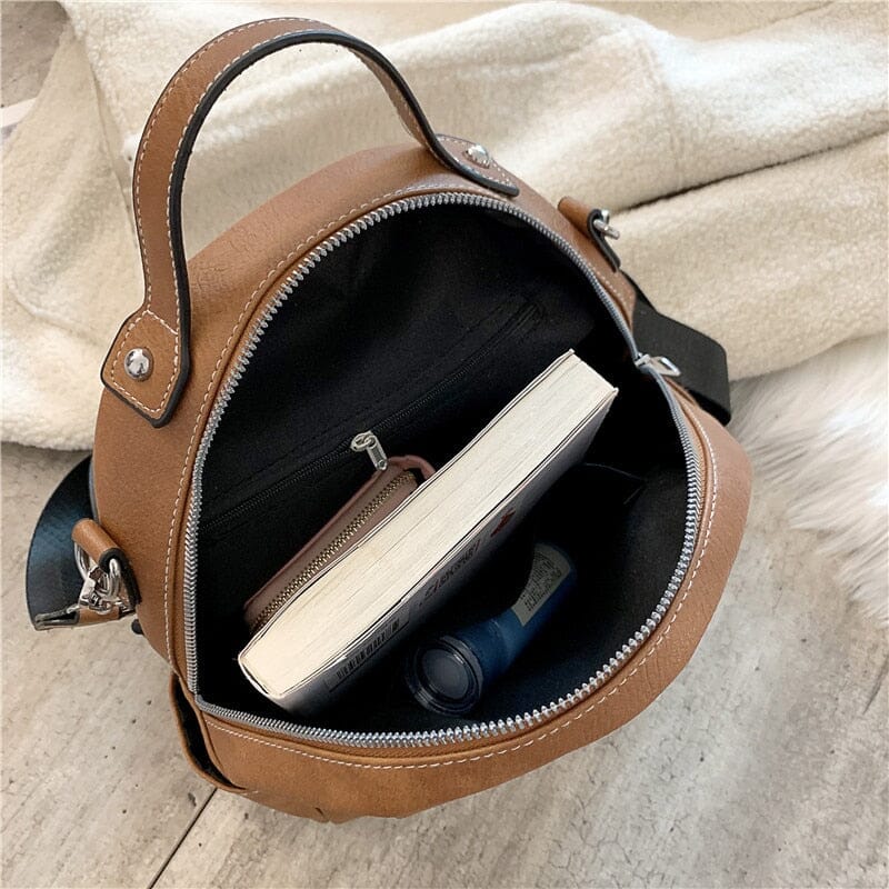 Vue de côté du sac à dos marron avec bretelles ajustables