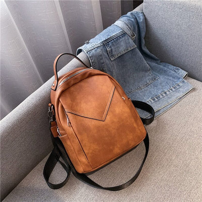 Sac à dos marron vintage posé sur une surface en bois clair