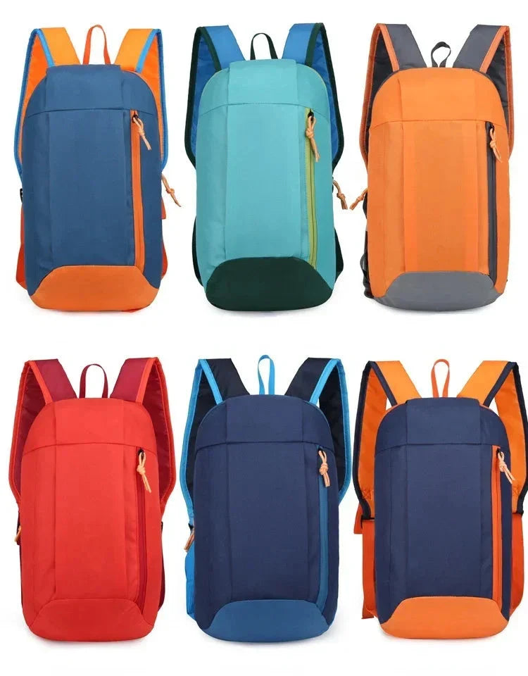 Petit sac à dos bleu sur fond blanc, vue de face