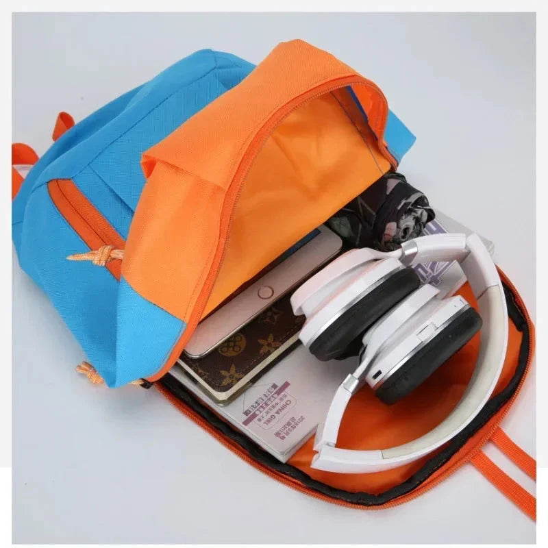 Vue latérale d'un sac à dos gris, poche zippée ouverte