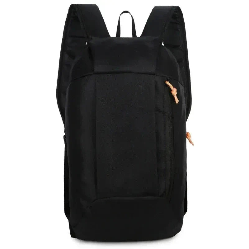 Sac à dos noir, posé sur un sol en bois