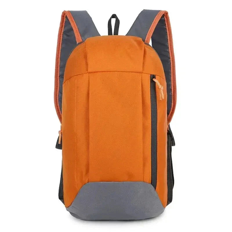 Sac à dos bicolore orange et gris, posé sur une table