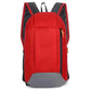 Sac à dos rouge vif, vue d'ensemble en extérieur
