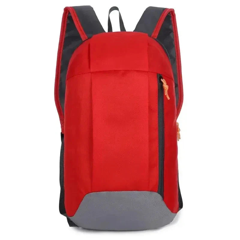 Sac à dos rouge vif, vue d'ensemble en extérieur