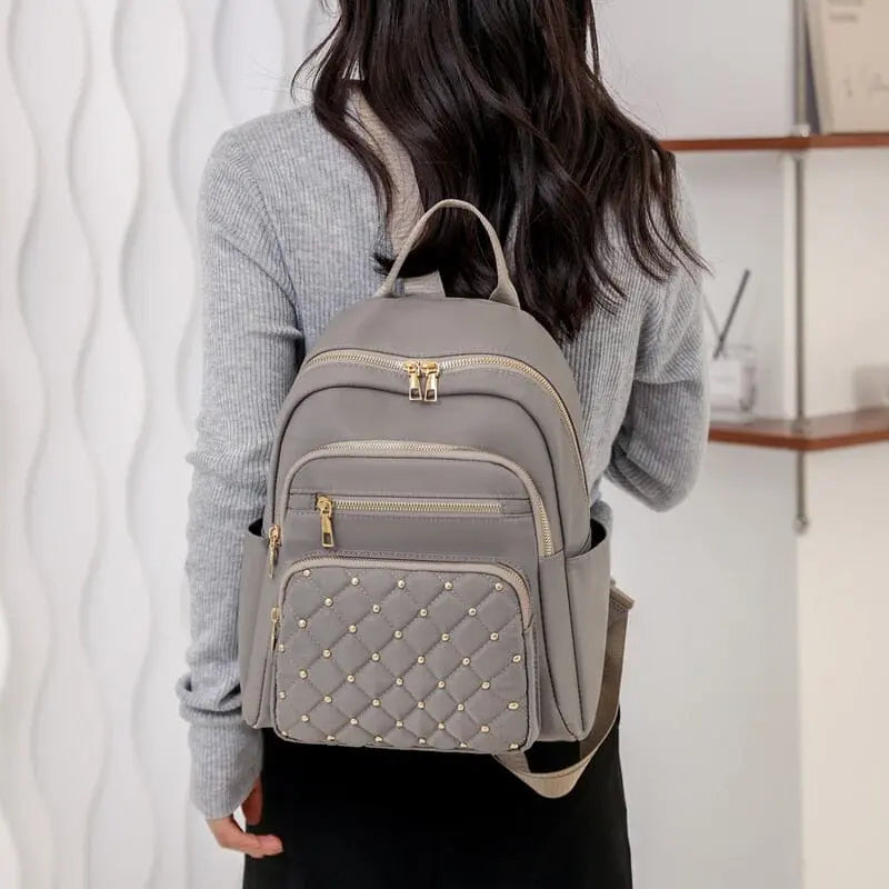 Version grise du sac à dos en polyester résistant