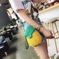Sac à main en forme d'ananas sur fond blanc