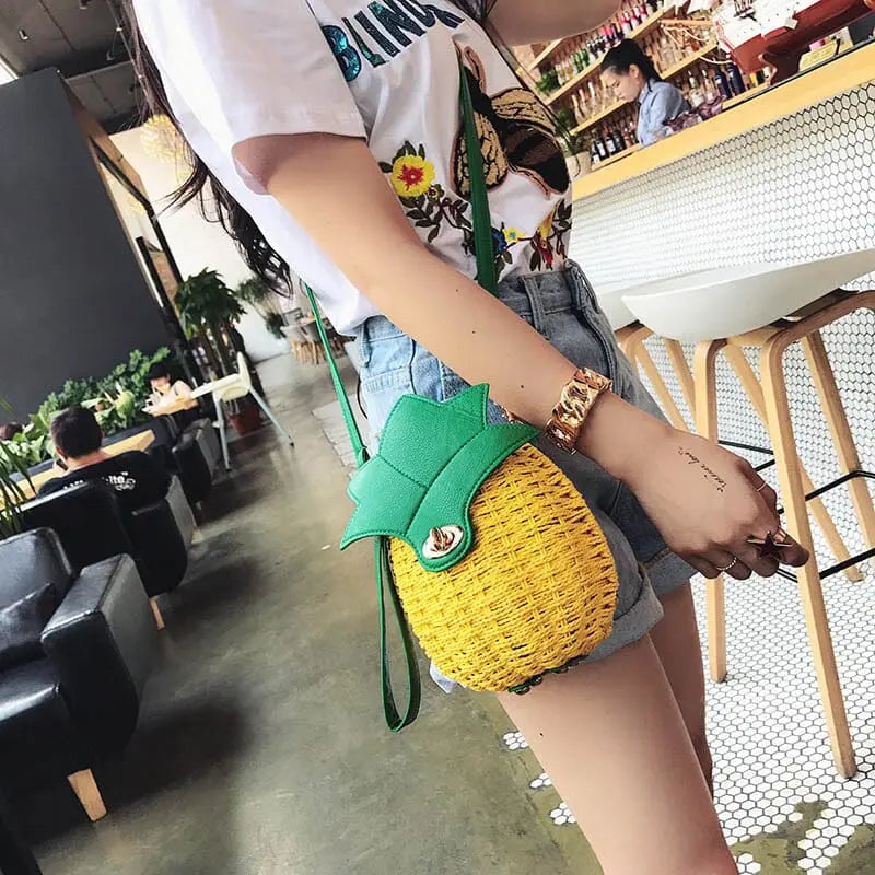 Sac à main en forme d'ananas sur fond blanc