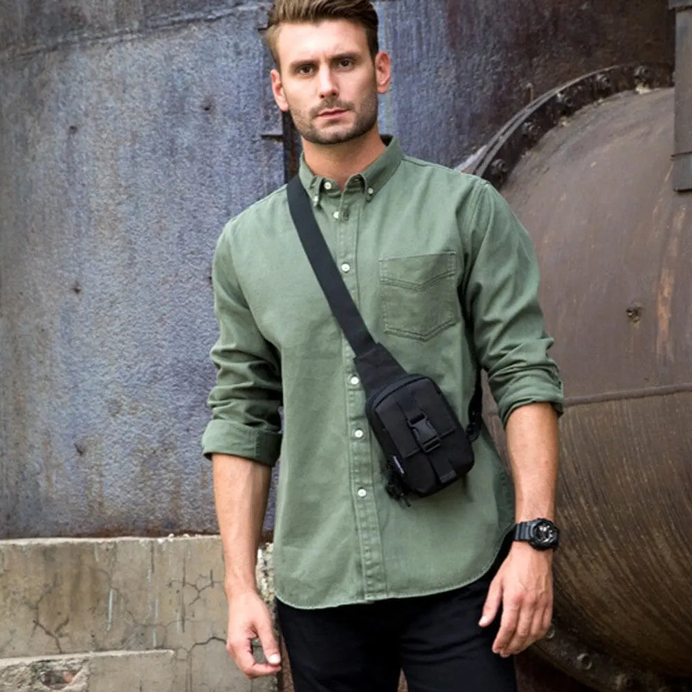 Vue arrière du sac militaire, bandoulière attachée à droite