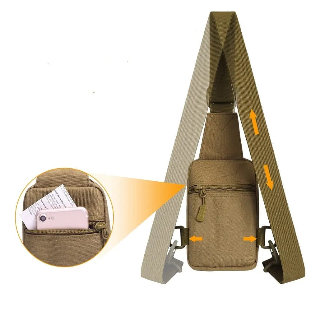 Vue de côté du sac militaire montrant les poches multiples