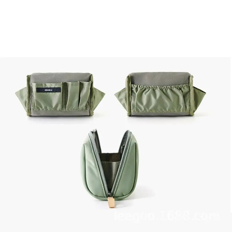 Vue de côté d'une trousse de voyage pratique
