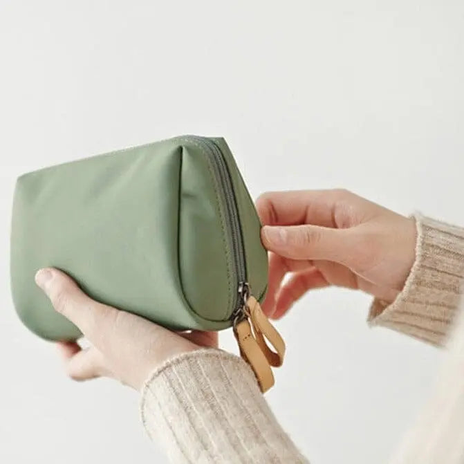 Trousse de maquillage ouverte montrant l'intérieur spacieux