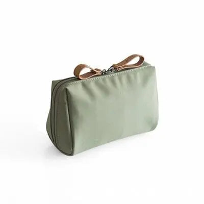 Trousse de maquillage verte avec finition soignée