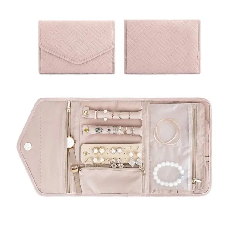 Pochette à bijoux posée sur une table en bois