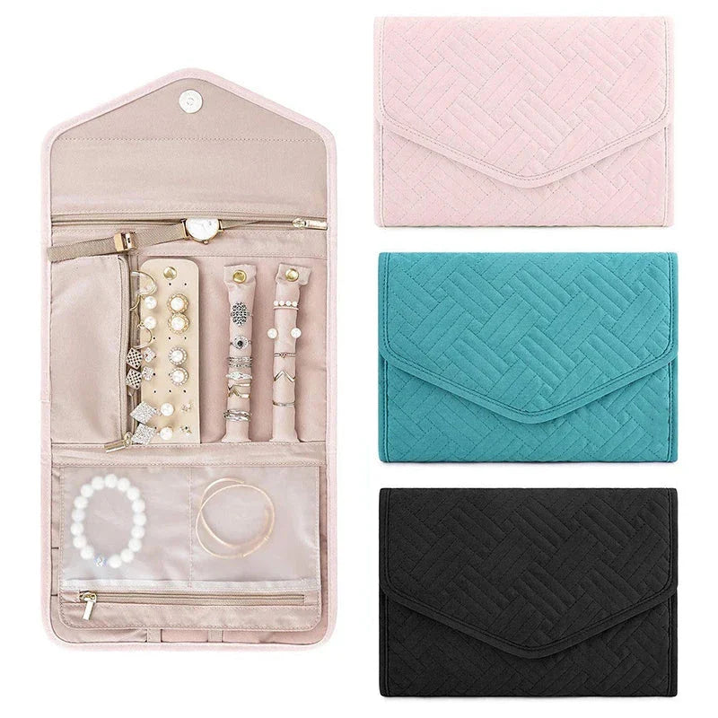Intérieur de la pochette montrant des bijoux rangés