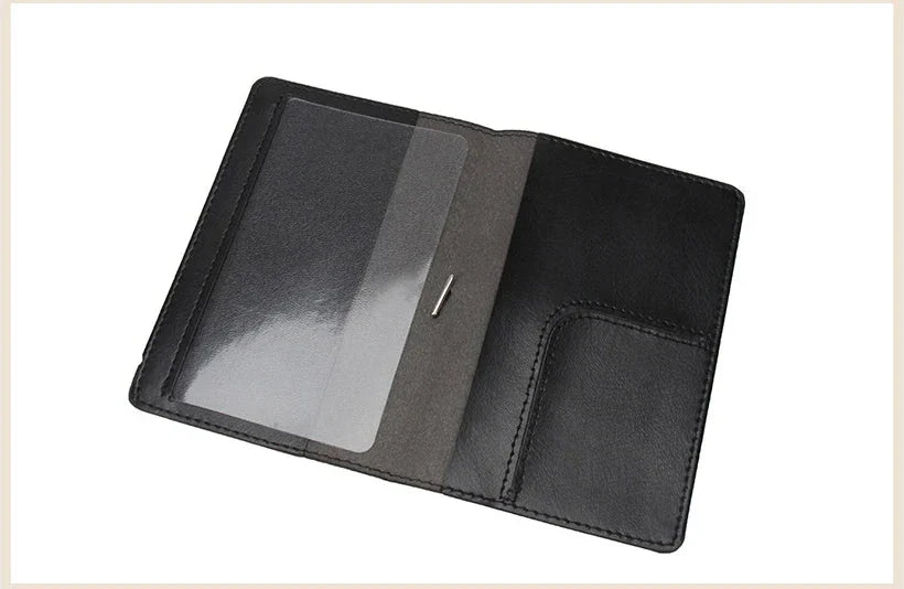 Pochette passeport ouverte montrant emplacement pour cartes et billets