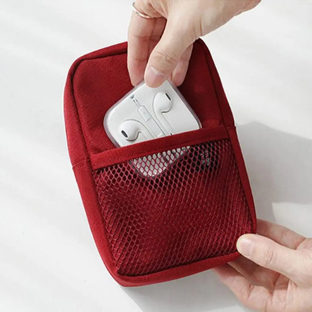 Pochette posée sur une table avec gadgets électroniques