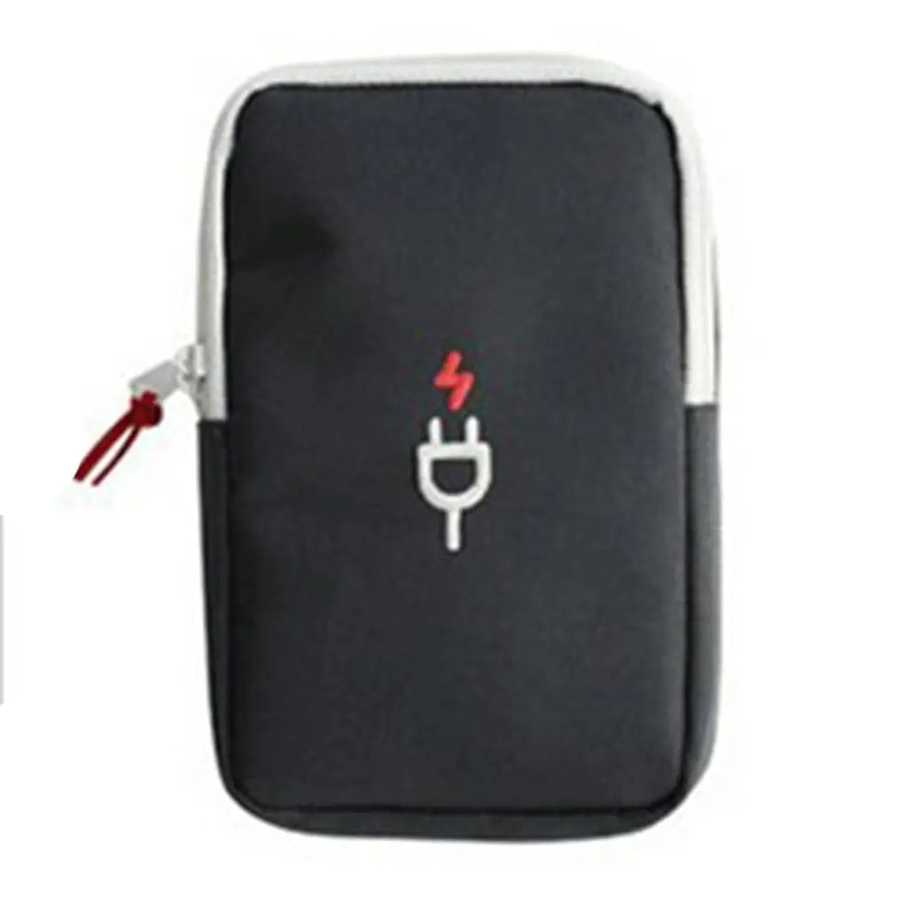Pochette noire élégante avec chargeurs et câbles