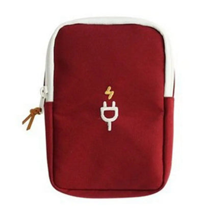 Pochette rouge avec câbles et écouteurs rangés