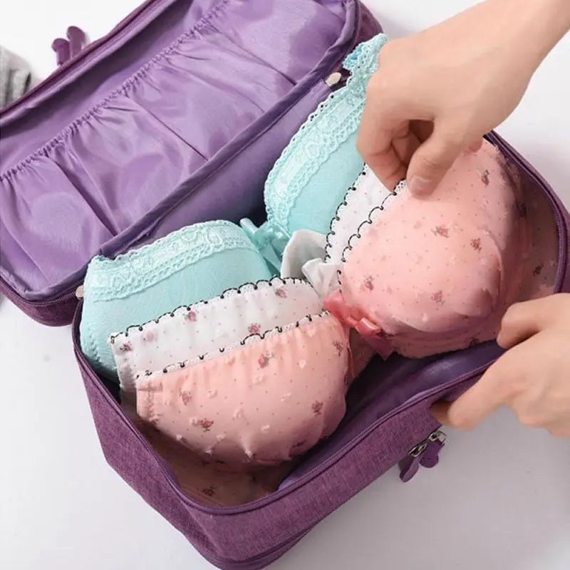 Pochette de voyage montrant des compartiments pour organisation