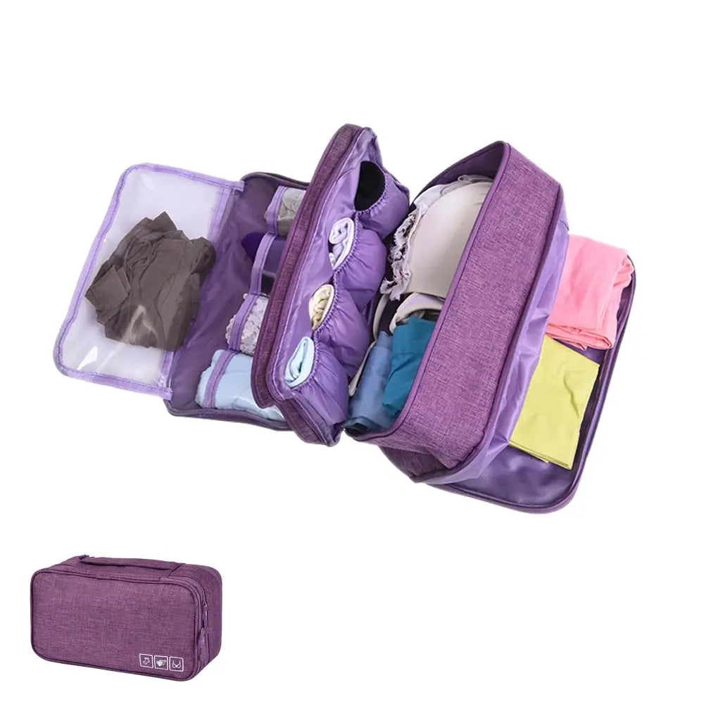 Pochette de voyage ouverte avec sous-vêtements visibles à l'intérieur