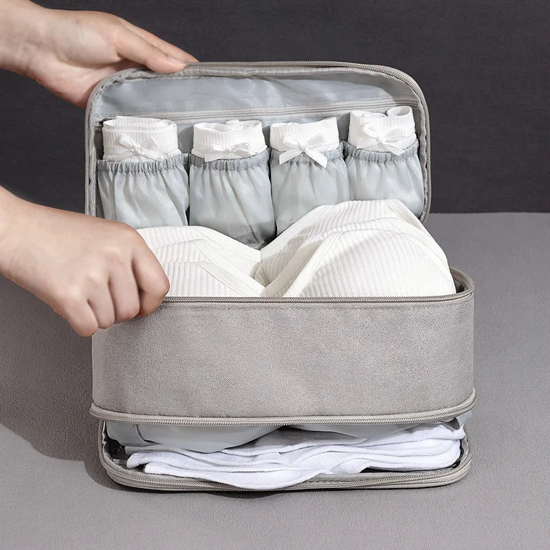Pochette grise élégante posée sur une surface blanche