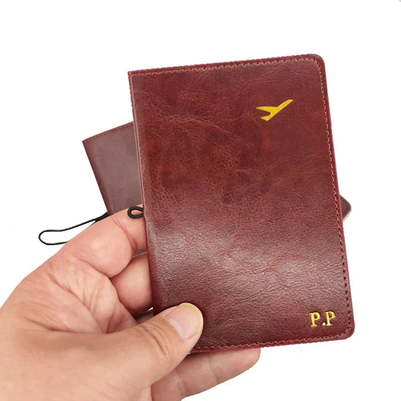 Pochette passeport personnalisée avec initiales dorées en gros plan