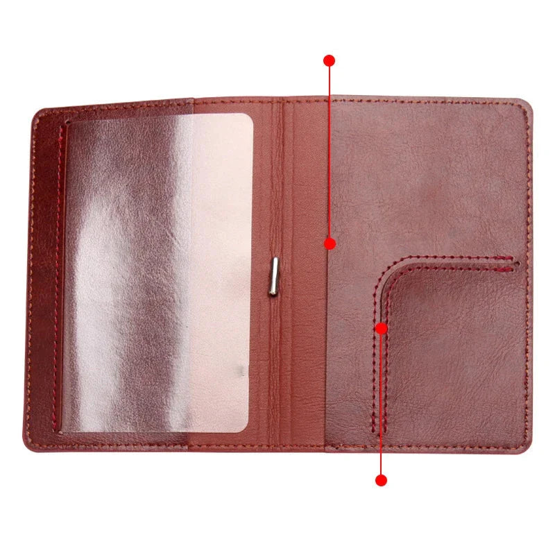 Détail des lettres dorées sur une pochette passeport en cuir synthétique