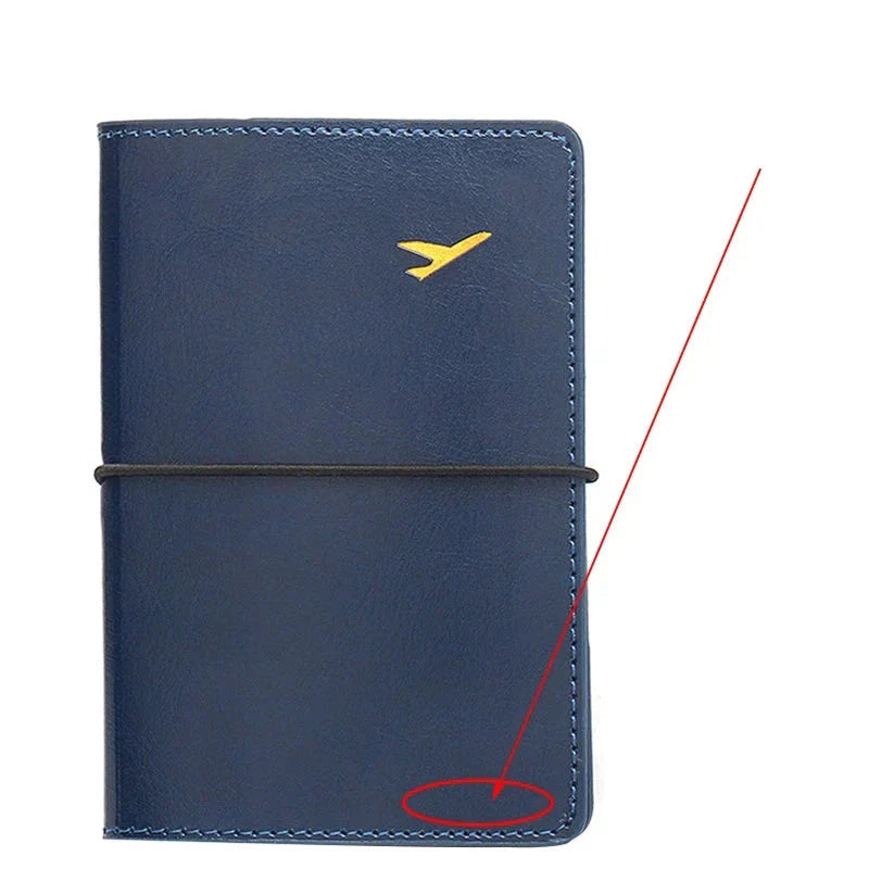 Pochette passeport bleu avec initiales dorées, vue de face