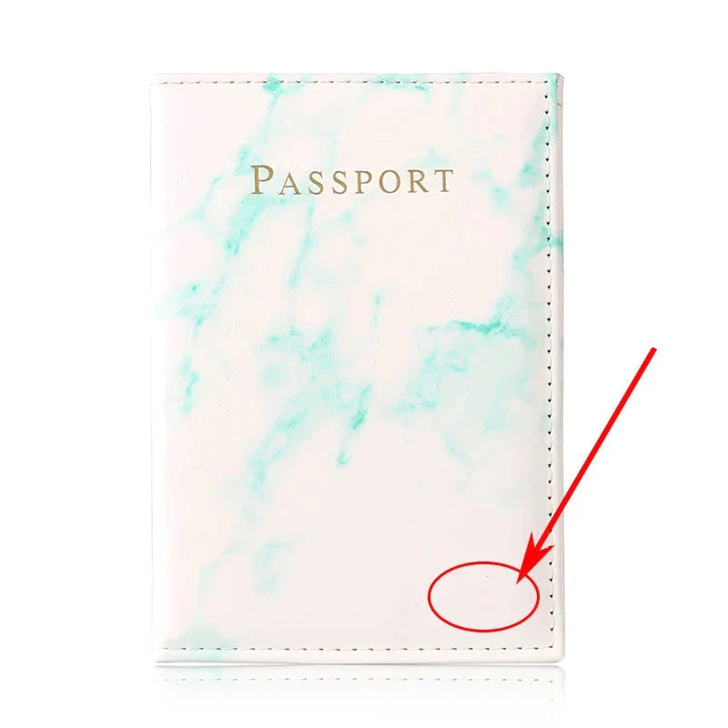 Pochette passeport verte marbrée, personnalisée avec initiales