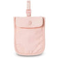 Pochette de voyage beige montrée sous un soutien-gorge