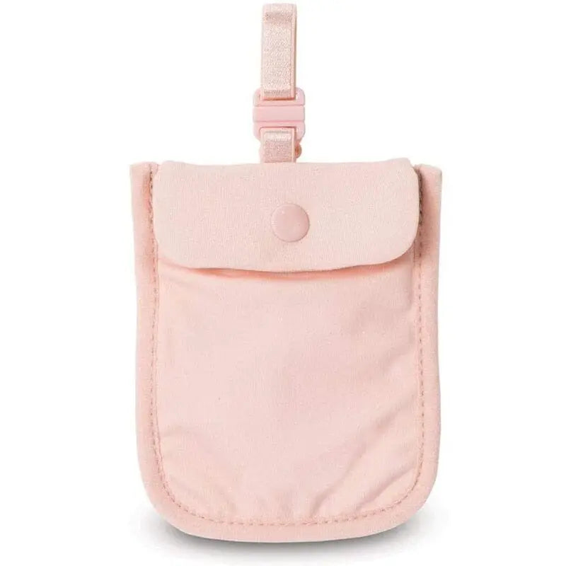 Pochette de voyage beige montrée sous un soutien-gorge