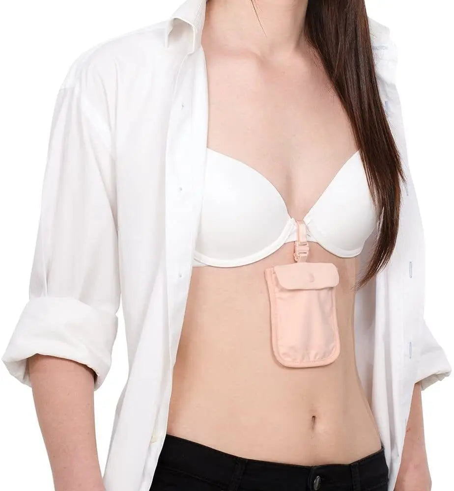 Pochette rose pour soutien-gorge, posée sur une surface