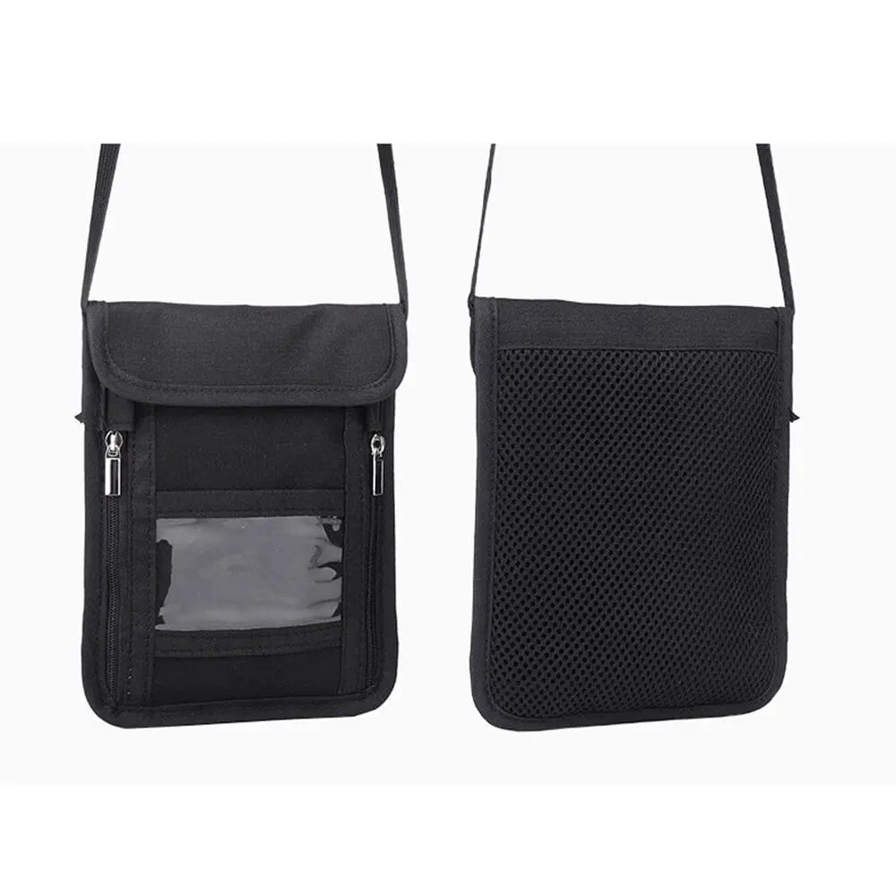 Pochette suspendue montrant sa bandoulière ajustable