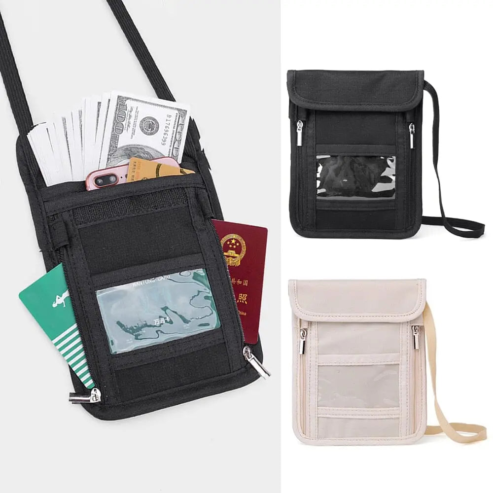 Pochette beige portée par une personne en voyage