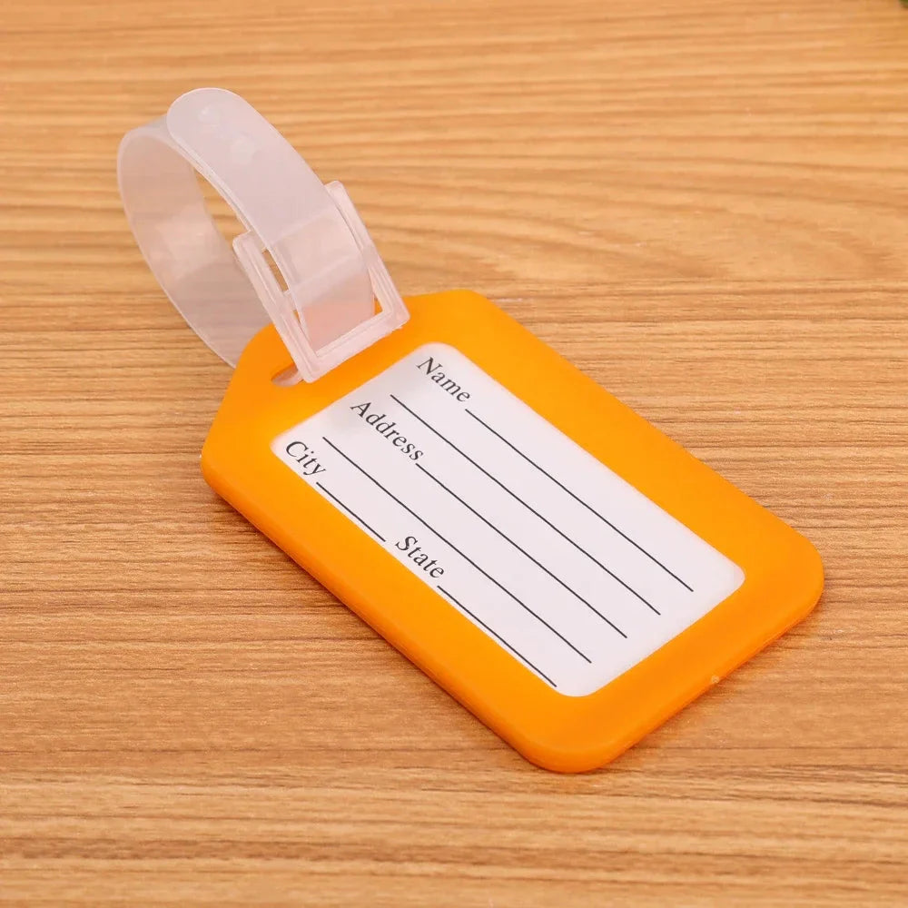 Dix étiquettes orange, plastique, pour valises de famille