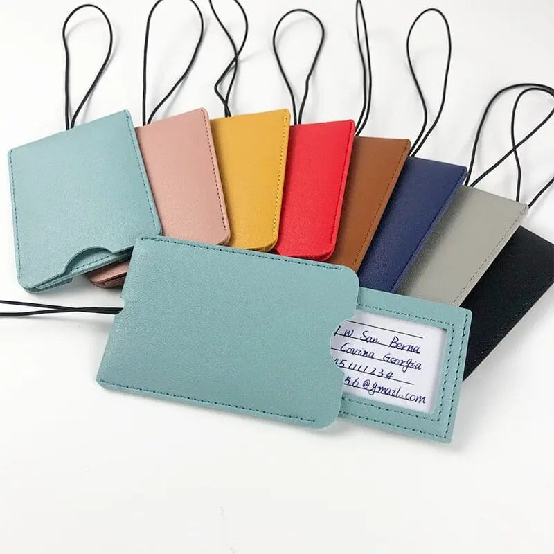Étiquette rose pour bagage sur fond blanc