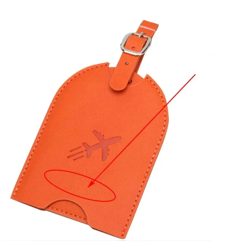 Vue rapprochée d'un porte-étiquette bagage en cuir synthétique