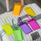 Porte-étiquette transparent attaché à une valise colorée