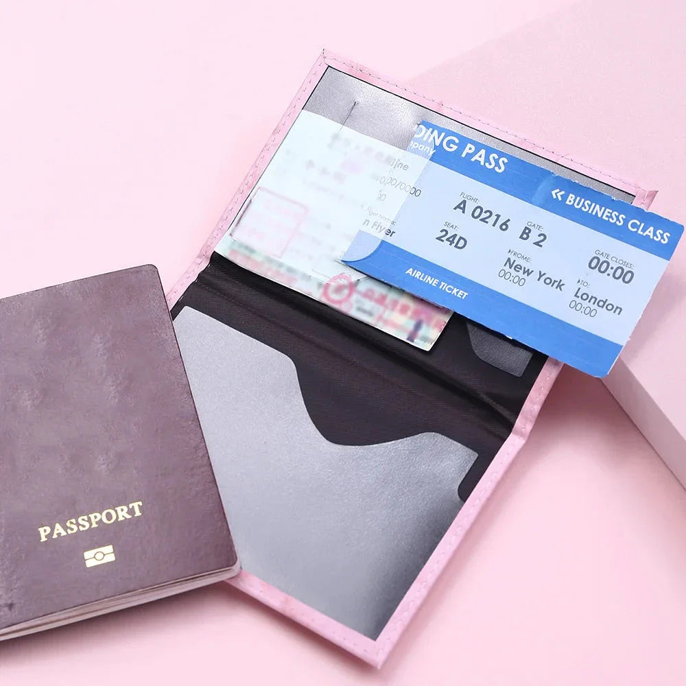 Vue intérieure du porte-passeport marbré avec emplacements