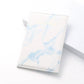 Porte-passeport marbré blanc et bleu ciel, design frais