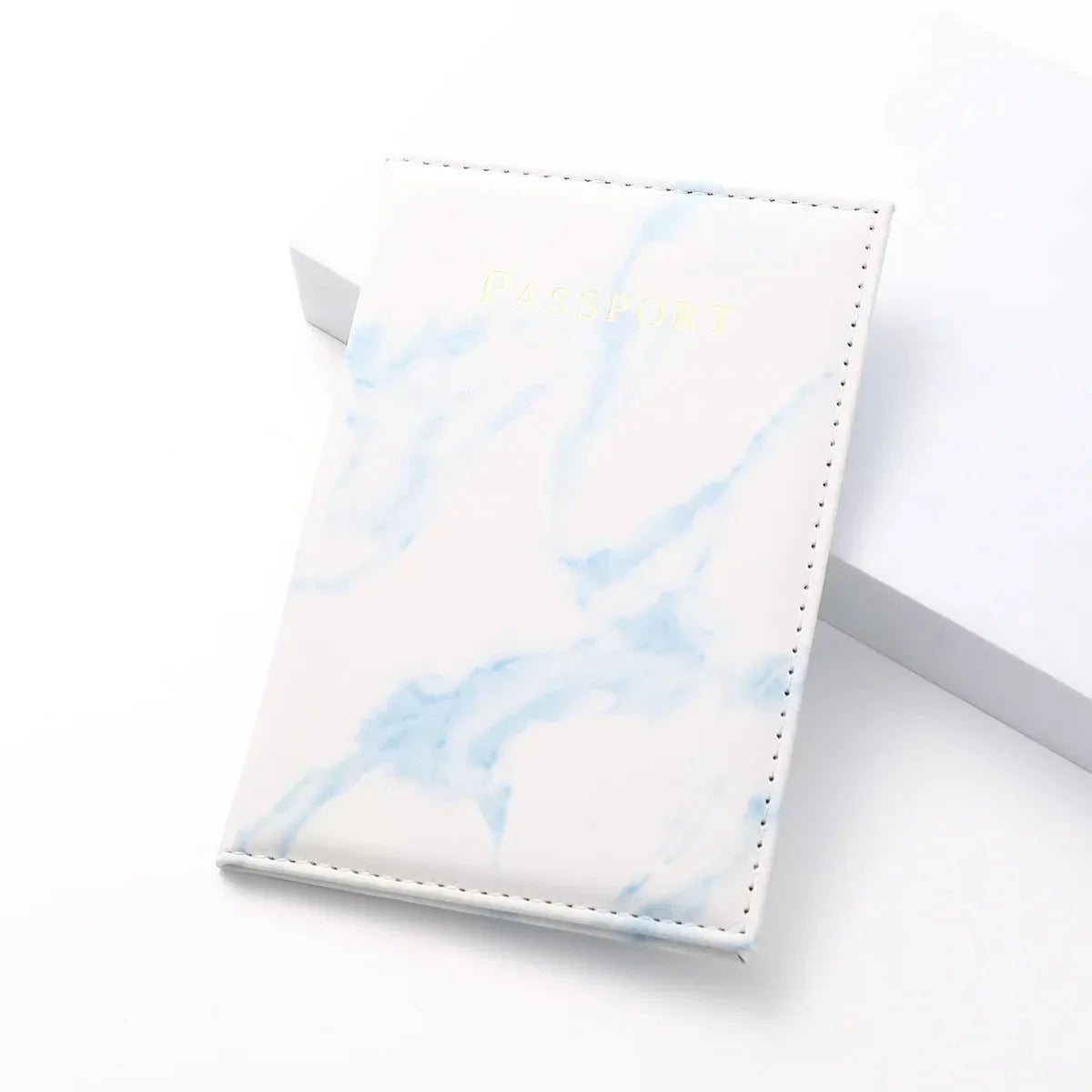 Porte-passeport marbré blanc et bleu ciel, design frais