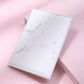 Porte-passeport marbré blanc et gris, style épuré