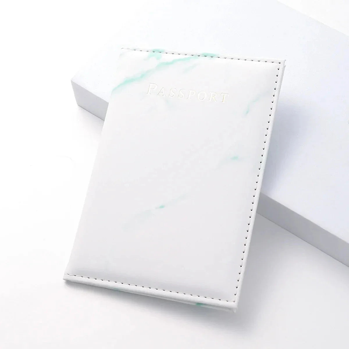 Porte-passeport marbré blanc et turquoise, look vibrant