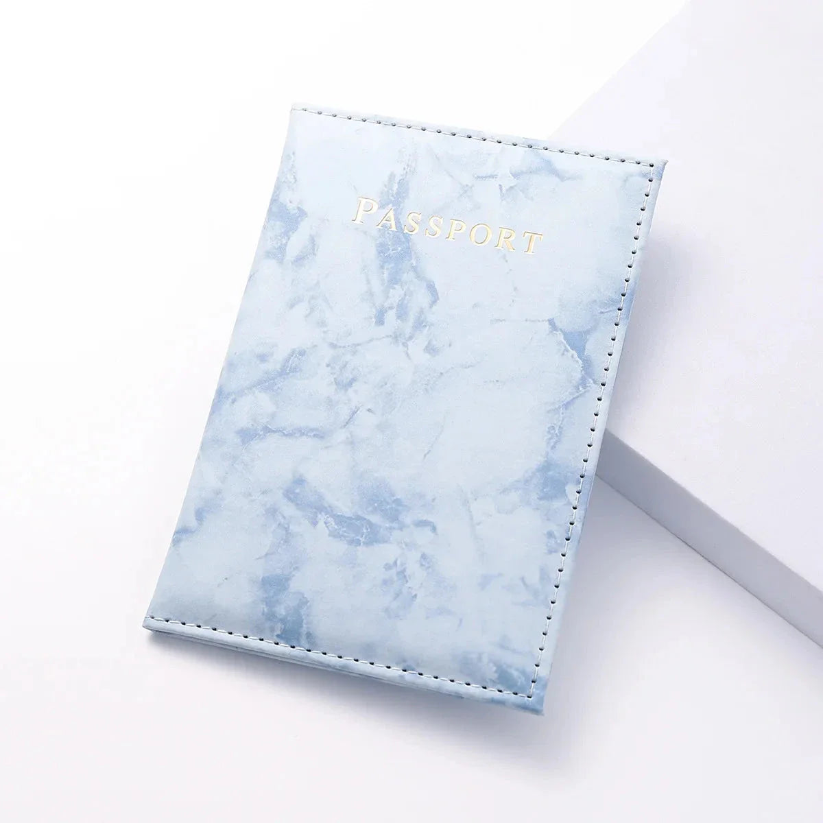 Porte-passeport marbré bleu, touche de couleur