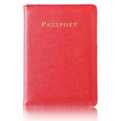 Porte passeport rouge avec initiales dorées visibles