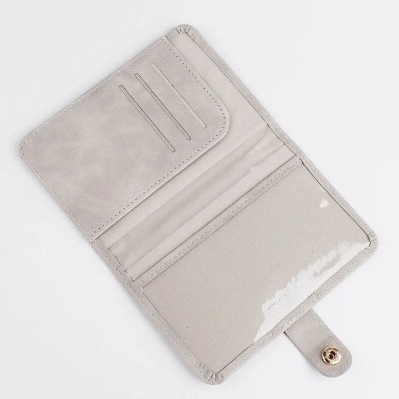 Portefeuille avec passeport et cartes insérés