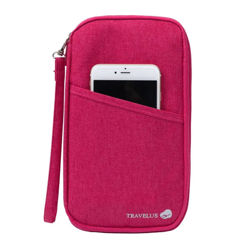 Portefeuille rose fermé, montrant sa taille compacte et pratique
